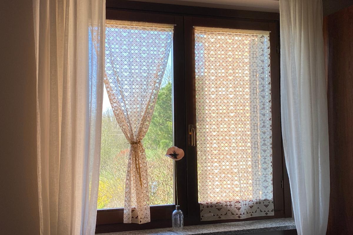 Tendine leggere nude con trasparenze eleganti e trama geometrica