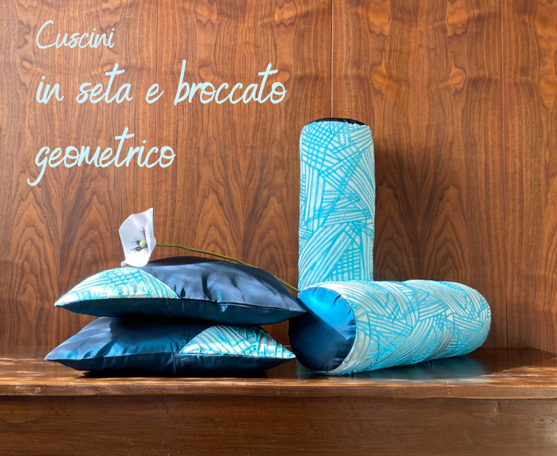 Cuscini artigianali in seta blu petrolio e broccato geometrico turchese su sfondo grigio perla