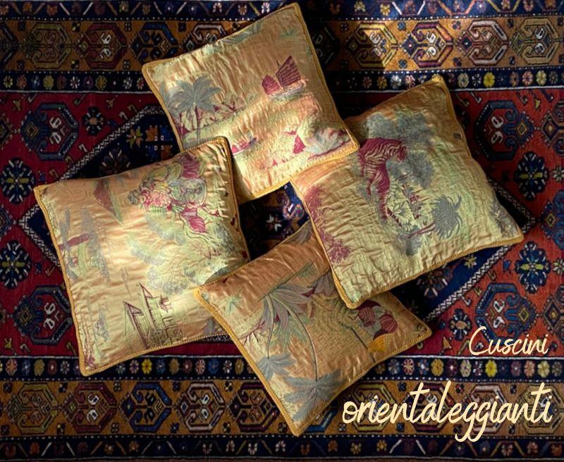 Cuscini d'arredo artigianali con tessuti serici orientali in colori caldi, come ocra, verde e borgogna, con bordi decorati e retro in seta.