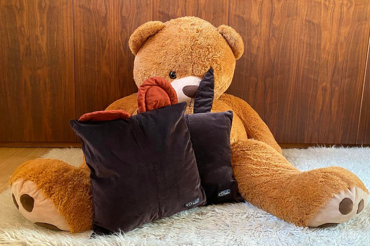 Cuscini stilizzati a forma di orso e coniglio, realizzati con tessuti pregiati e materiali riciclati.