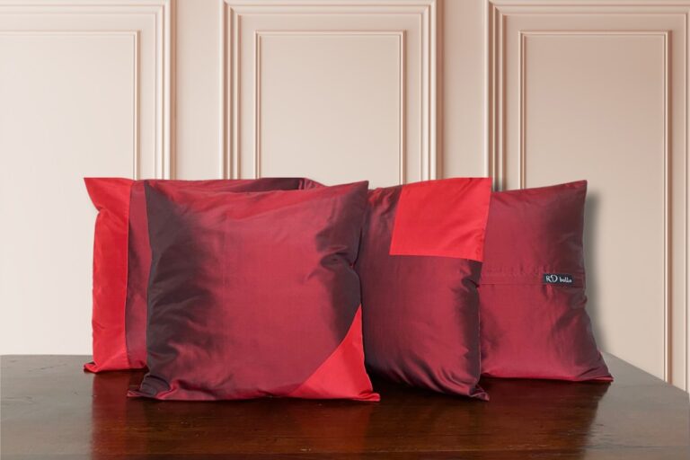 Un set esclusivo di quattro cuscini artigianali in seta borgogna con dettagli geometrici in seta rossa, eleganza e sostenibilità in ogni dettaglio.