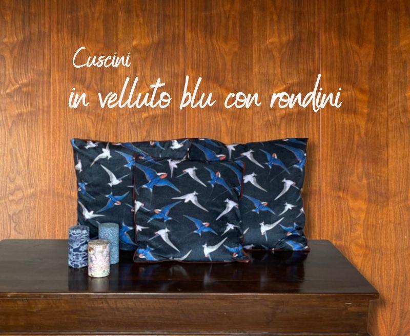 Cuscini in velluto blu e rasatello ruggine, artigianalmente trasformati per un arredamento elegante.