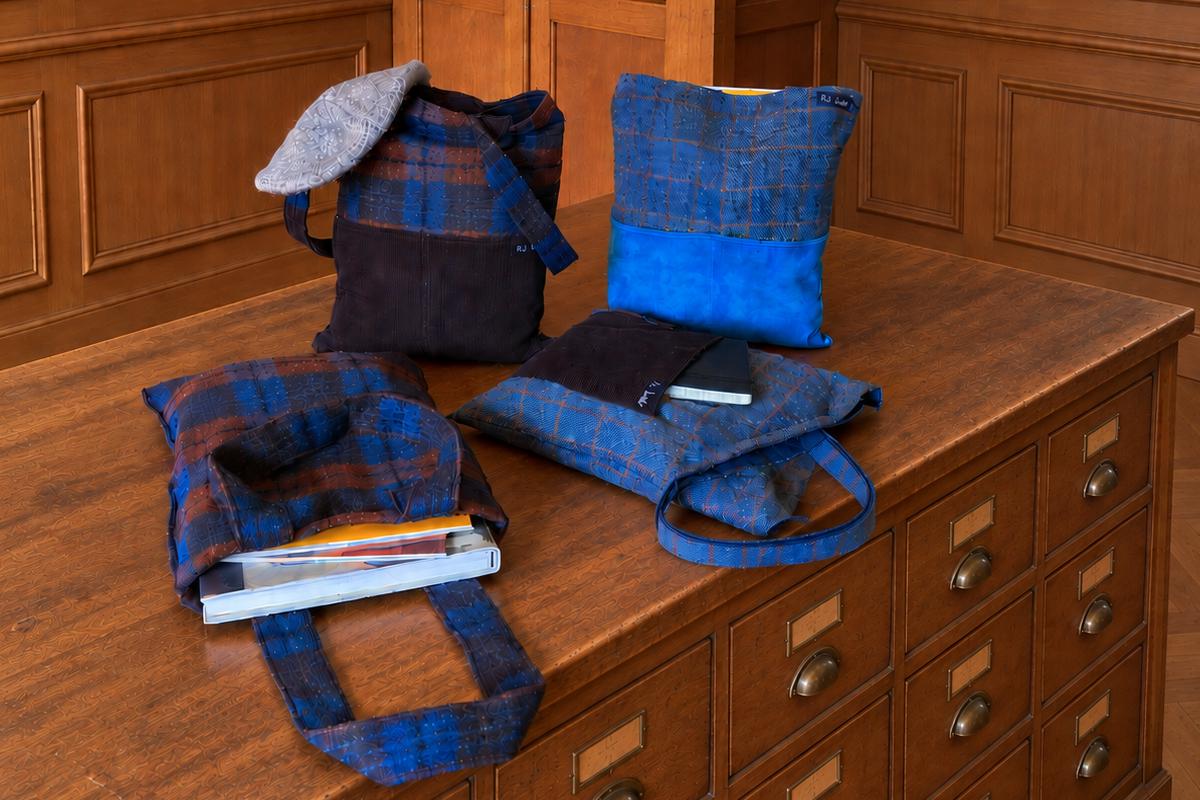 Quattro borse shopper artigianali in tessuto di lana a quadri con tasche in pelle e velluto