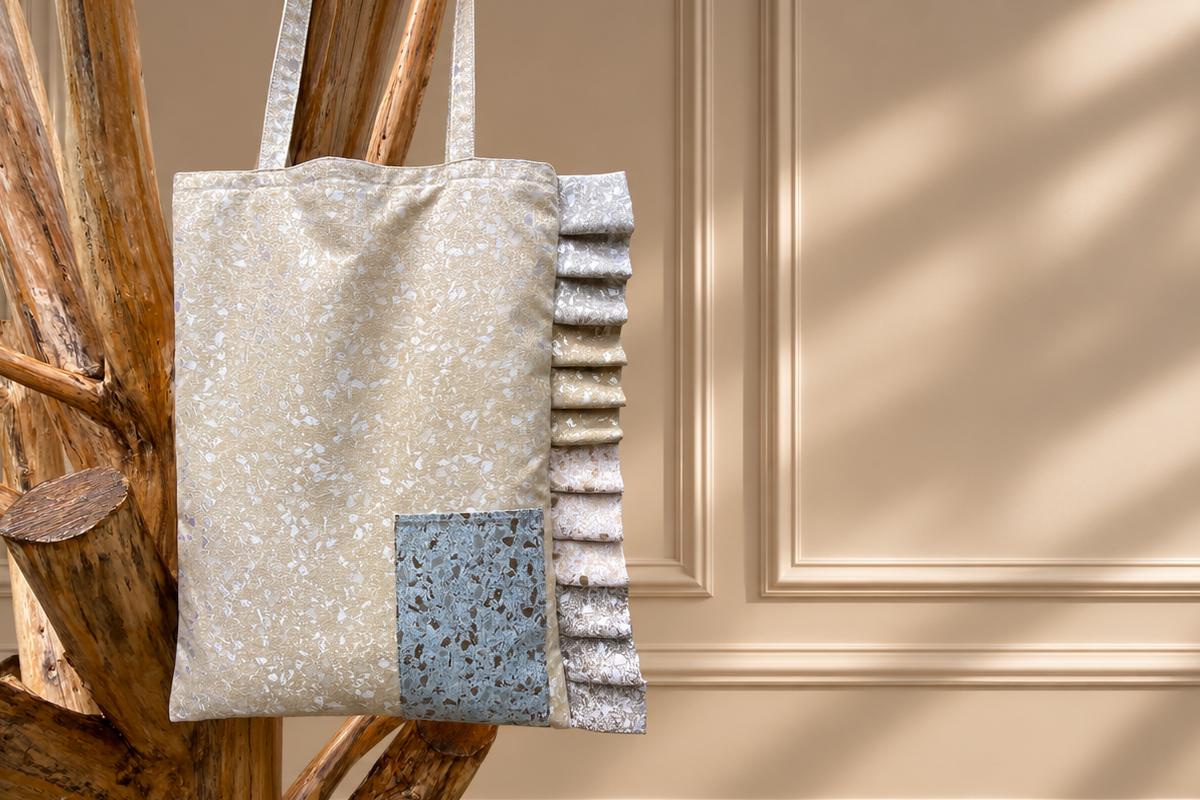 Borsa artigianale con rouche laterale realizzata in tessuto Terrazzo di Rubelli Venezia recuperato da campionario