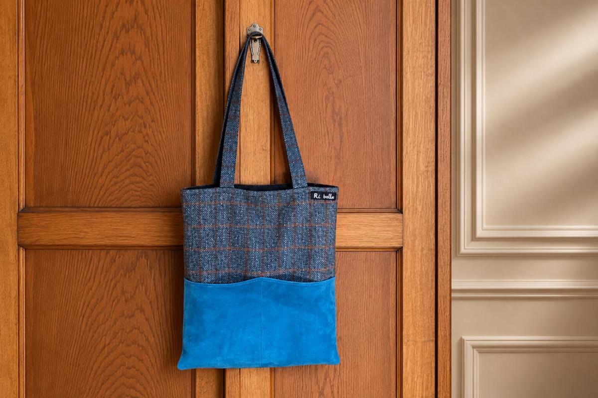Shopping bag artigianale in tessuto di lana a quadri con tasche in suede turchese