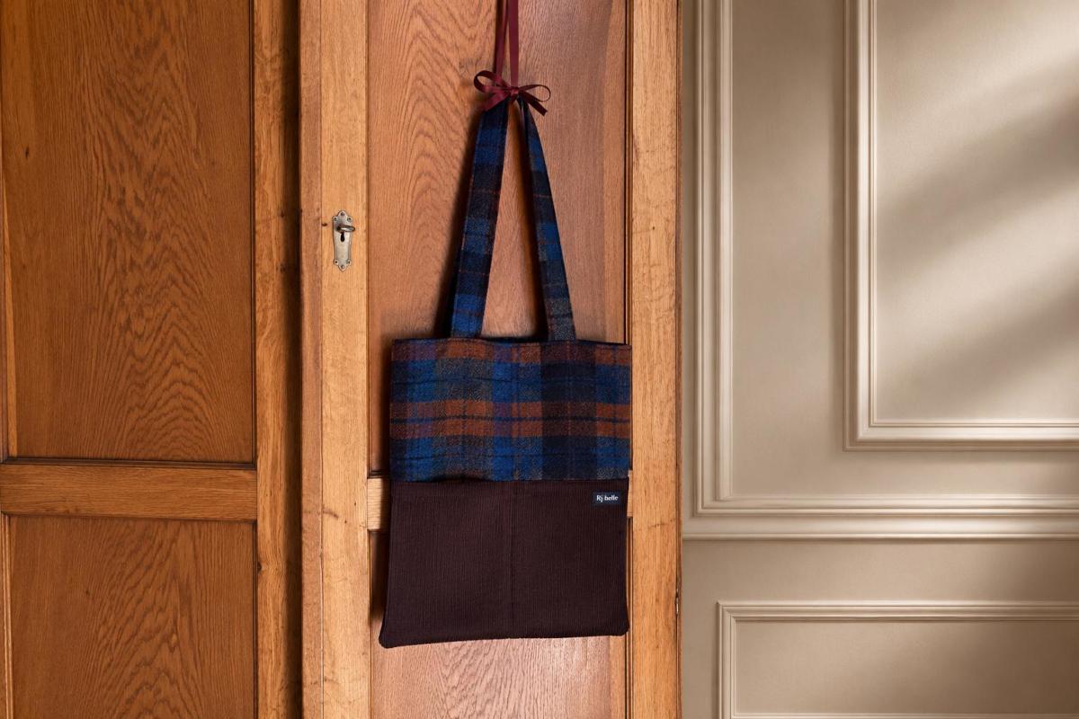 Shopping bag artigianale in tessuto di lana a quadri con tasche in velluto a coste