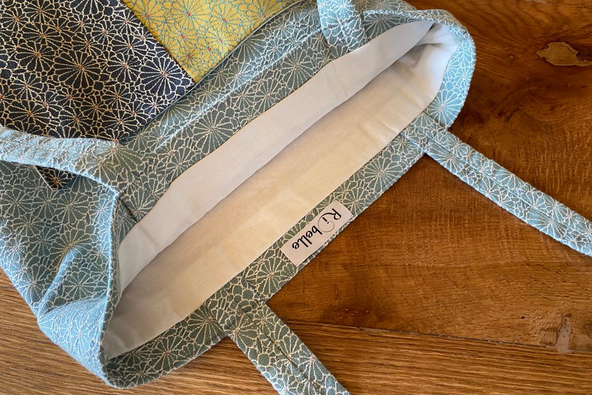 Borsa artigianale in tessuto Daisy recuperato con tasca frontale patchwork